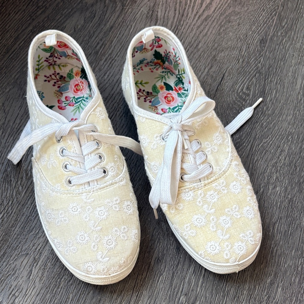 Floral Lined Cream Lace-Up Women's Shoes